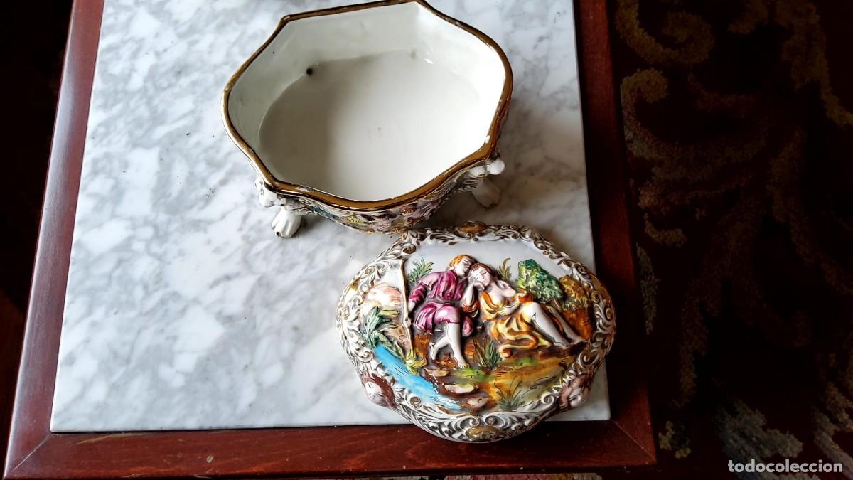 Antig&uuml;edades: Bombonera de porcelana italiana marca Keramos Capodimonte (Italy).