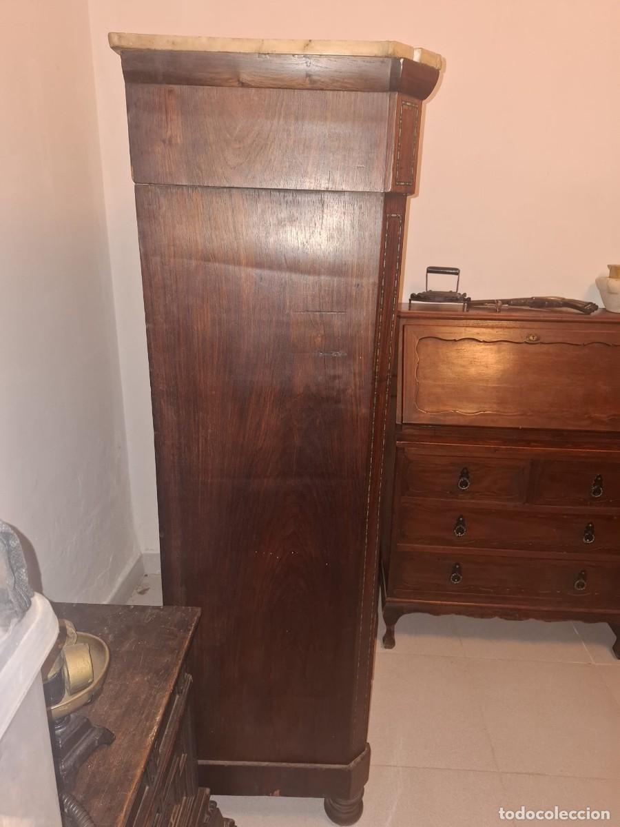 Antig&uuml;edades: Comoda alta antigua con caj&oacute;n secreto