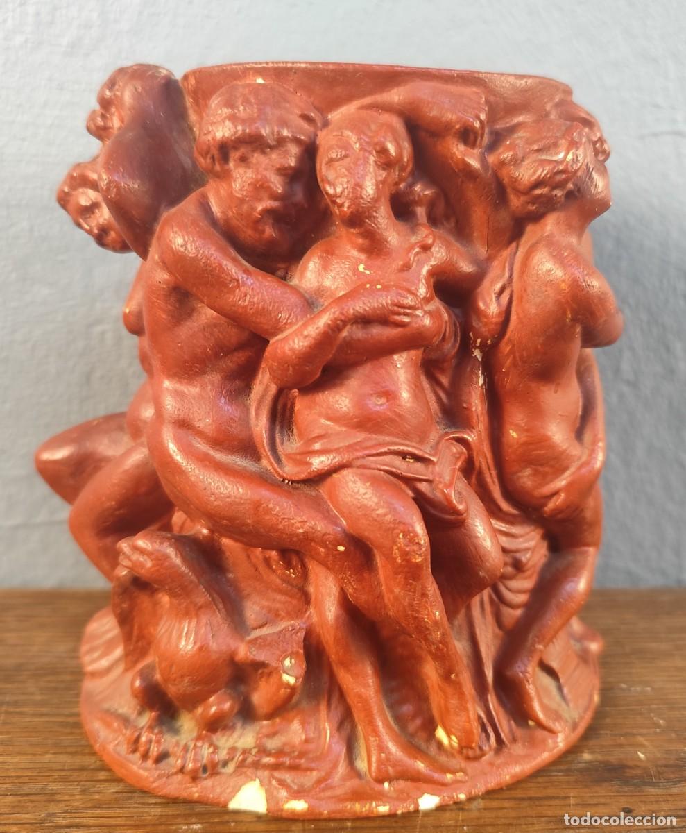 Antig&uuml;edades: Jarr&oacute;n en estuco decorativo con figuras en relieve