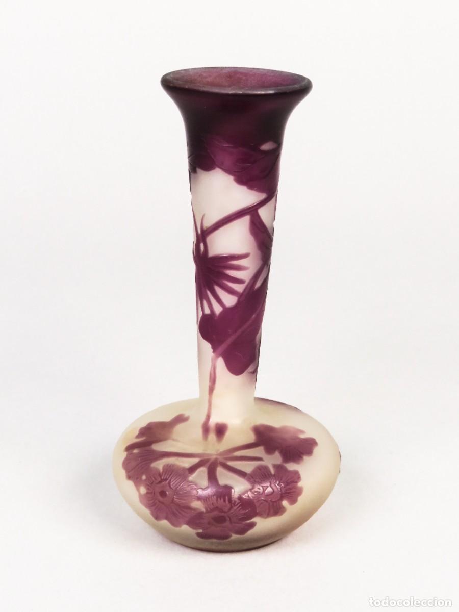 Antig&uuml;edades: Violetero Art Nouveau en vidrio camafeo con decoraci&oacute;n de glicinias Emile Galle principios siglo XX