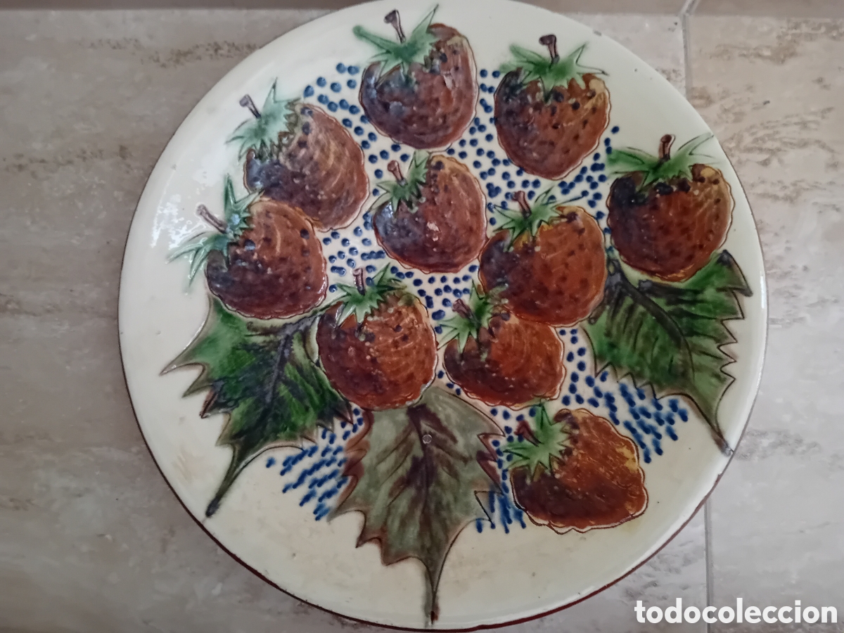 Oggetti Antichi: Antiguo plato decorativo con estampado de fresas Cer&aacute;micas Puigdemon