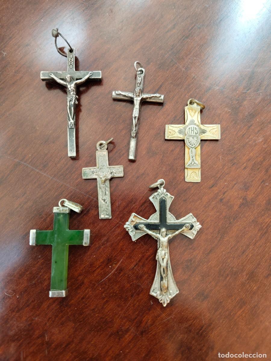 Antiquit&eacute;s: Lote de 6 crucifijos. Uno en piedra. Ver.