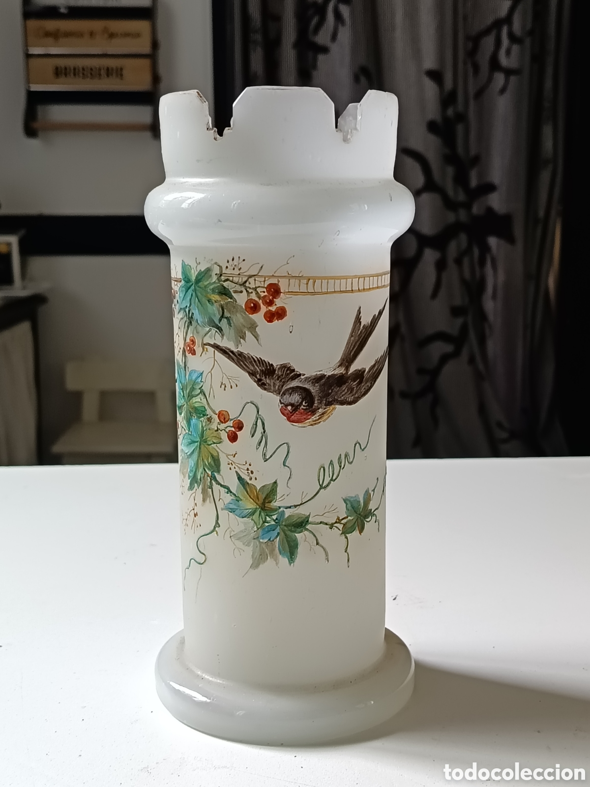 Antiques: Jarr&oacute;n opalina blanca decorada a mano, s. XIX