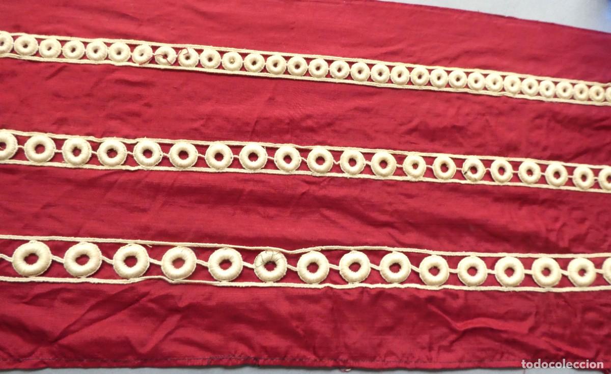 Antig&uuml;edades: ANTIGUA PIEZA DE TEJIDO CON PASAMANER&Iacute;A PPIO. S.XX