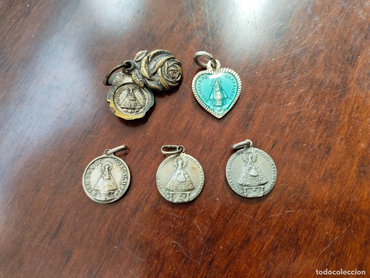 Antig&uuml;edades: 5 medallas de la Virgen de Guadalupe. Patrona de Extremadura.