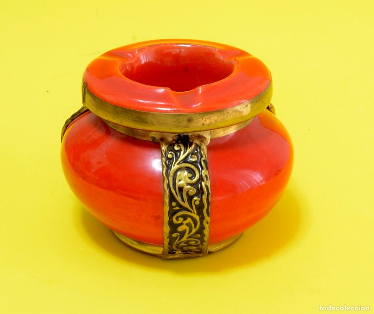 Antig&uuml;edades: CURIOSO CANDELABRO y CENICERO PARA SOLA VELA EN DOS PIEZAS CON ADORNOS DE METAL