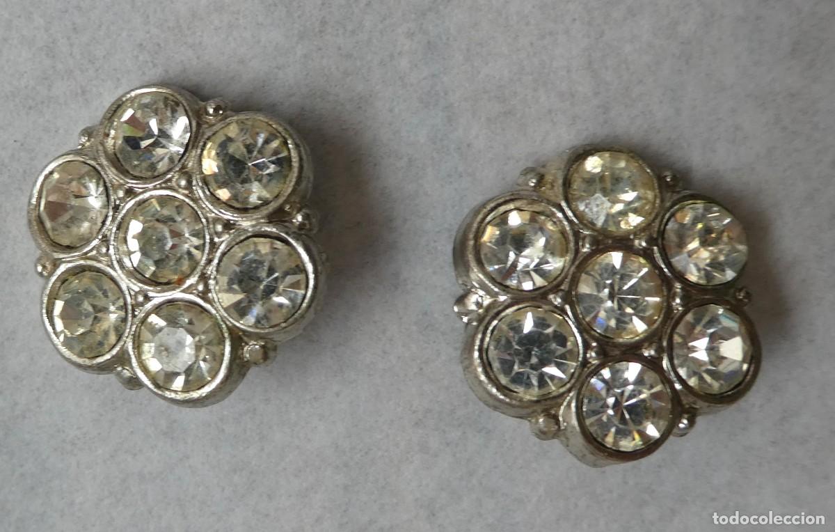 Antig&uuml;edades: DOS ANTIGUOS BOTONES MET&Aacute;LICOS CON PIEDRAS DE CRISTAL PRIMERA MITAD S.XX