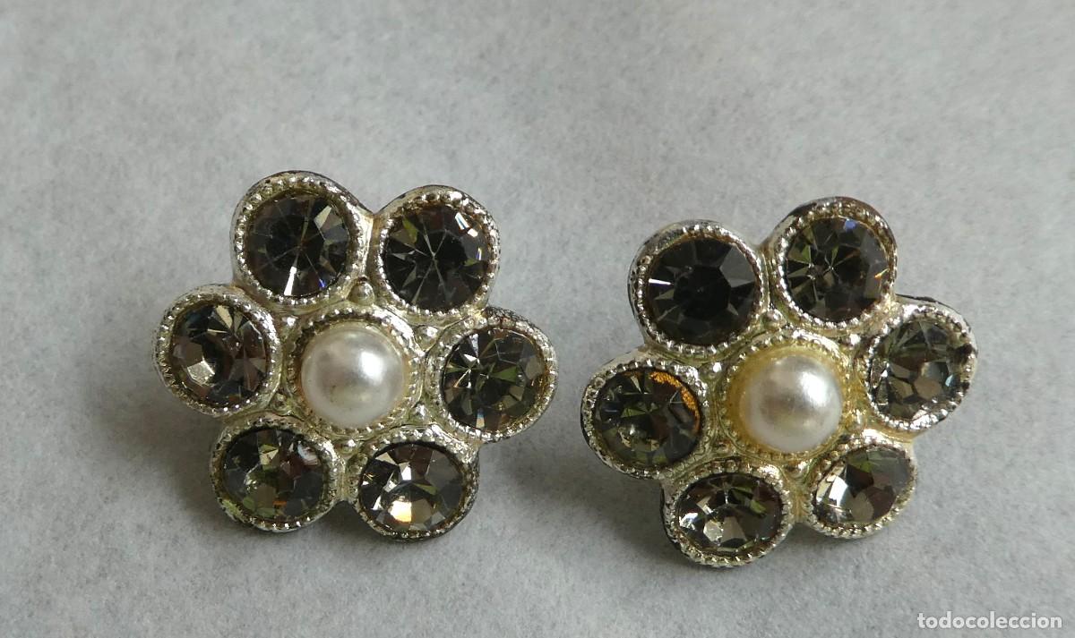 Antig&uuml;edades: DOS ANTIGUOS BOTONES MET&Aacute;LICOS CON PIEDRAS DE CRISTAL PRIMERA MITAD S.XX