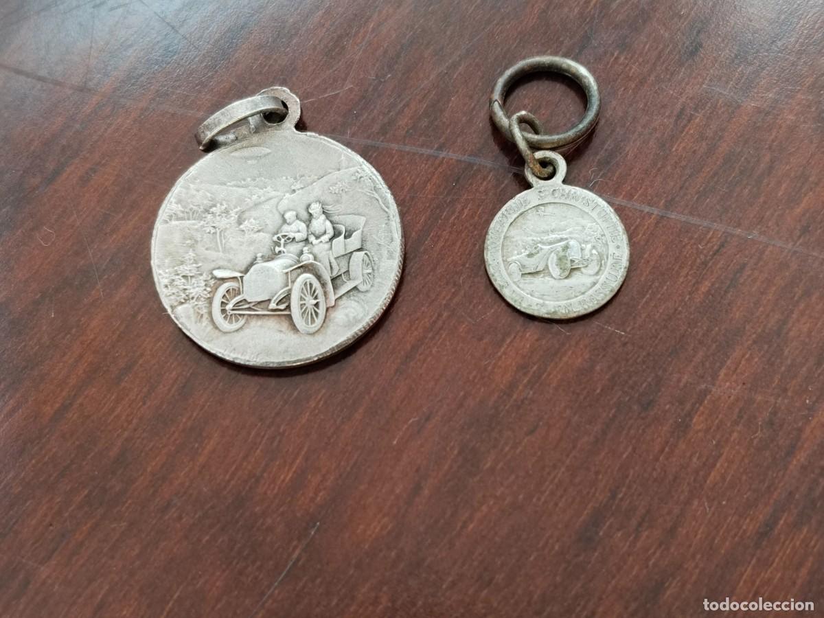 Antig&uuml;edades: Pareja de medallas de San Crist&oacute;bal y Autos antiguos. Ver
