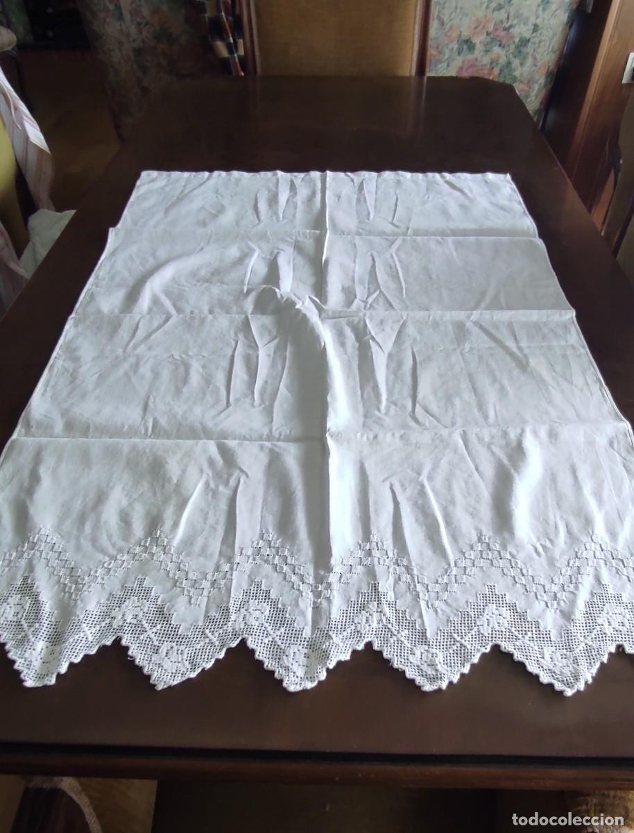 Antig&uuml;edades: PA&Ntilde;O DE CORTINA O TAPETE ANTIGUO BLANCO CON ENCAJE ARTESANAL. &ndash; 107 x 70 cm