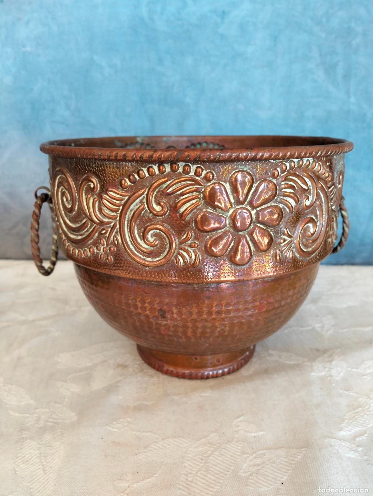 Antig&uuml;edades: Macetero cuenco de cobre repujado con dibujo floral y dos asas a juego a&ntilde;os 50-60