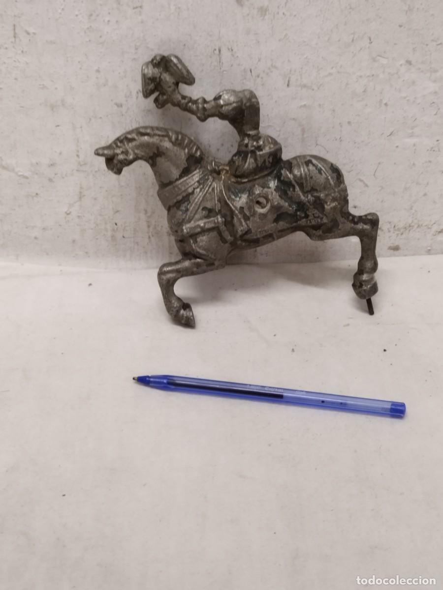 Antig&uuml;edades: Antiguo adorno placa relieve de caballo y jinete. A restaurar.