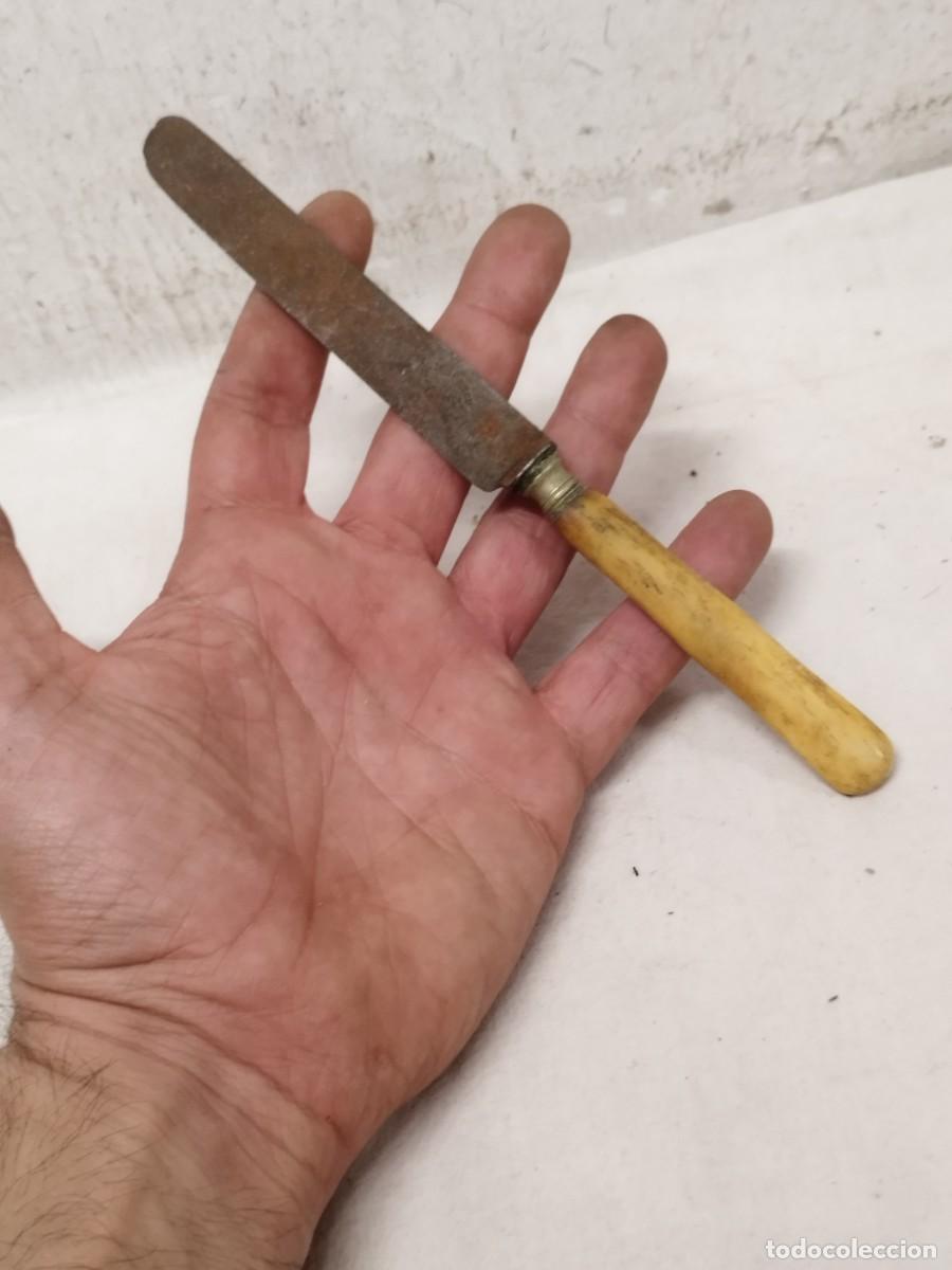 Antig&uuml;edades: Antiguo cuchillo con marcaje a identificar.