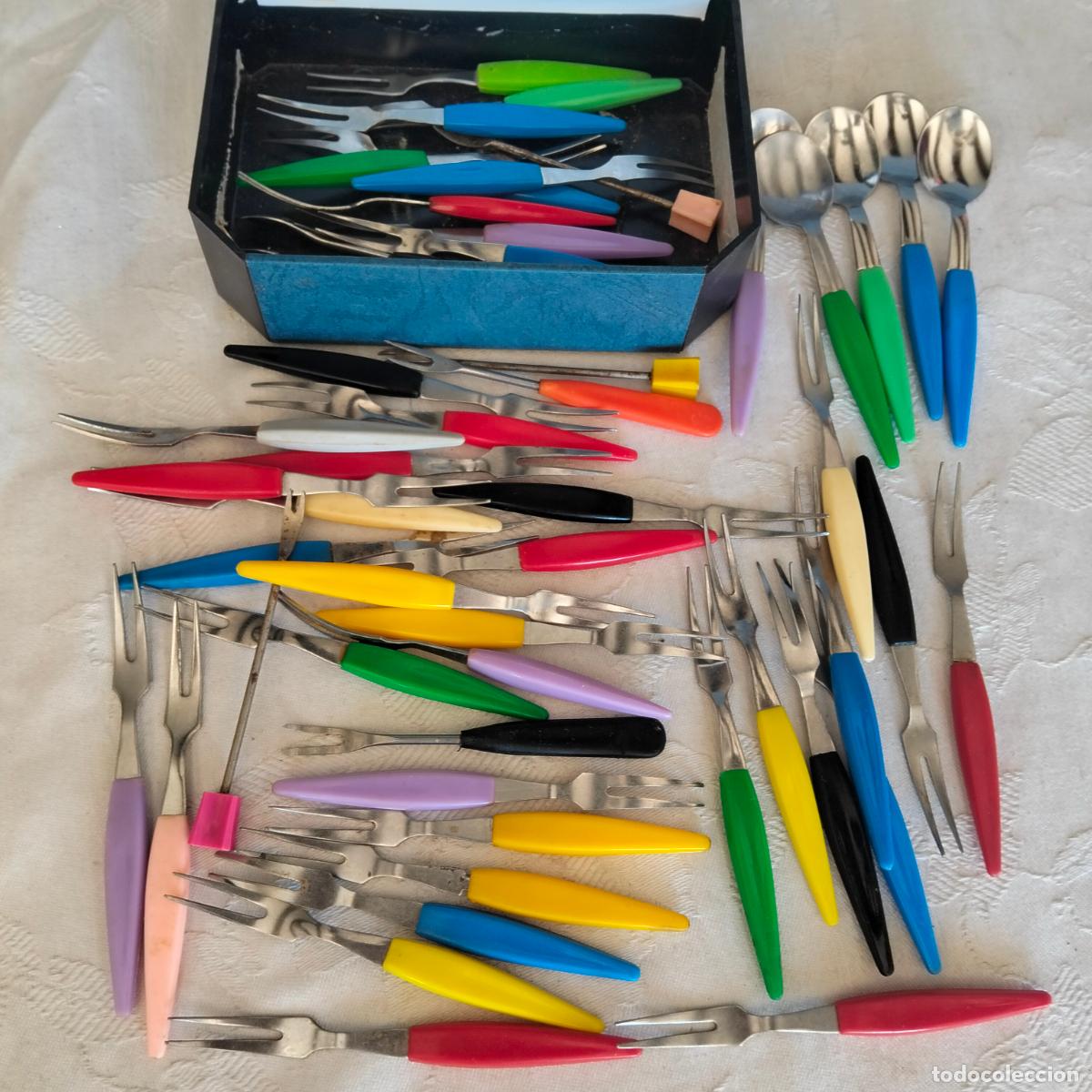 Antig&uuml;edades: Menage de cocina mini pinchos o tenedores de aperitivo y mini cucharas mango de colores a&ntilde;os 60-70