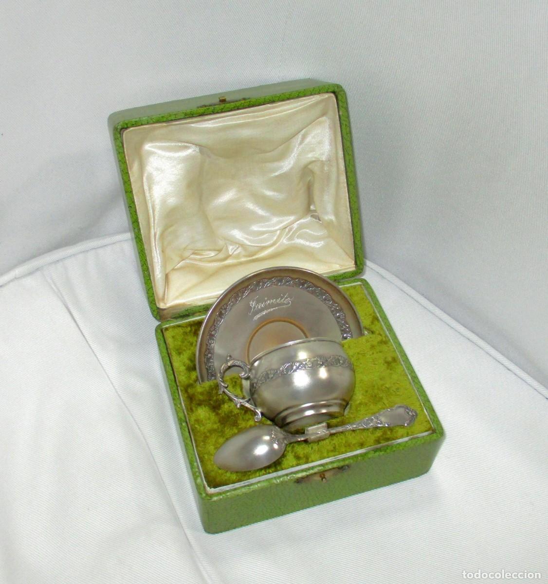 Antiguidades: ANTIGUO JUEGO DE TAZA, PLATO Y CUCHARILLA PARA NI&Ntilde;O EN METAL PLATEADO. ESTUCHE ORIGINAL. A&Ntilde;OS 30.