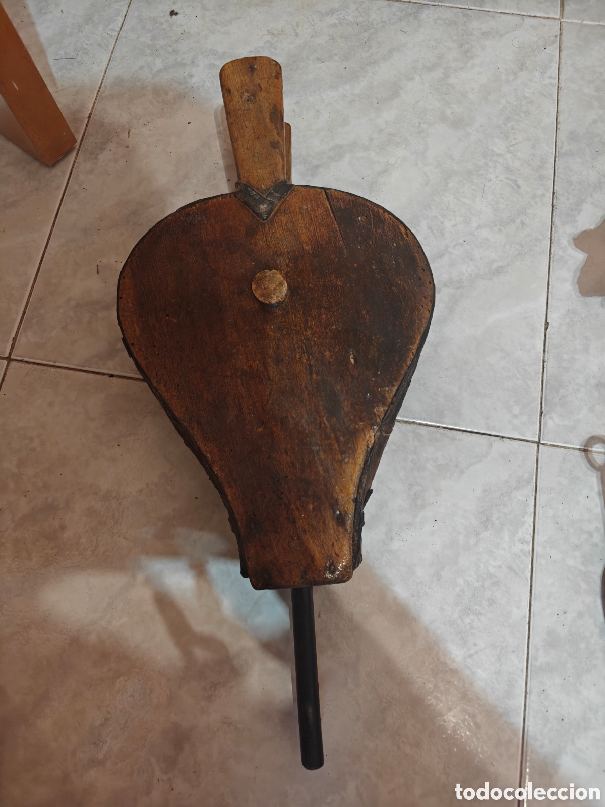 Antig&uuml;edades: Antiguo fuelle de fragua herrero madera, cuero y hierro forjado 49cm s. XVIII-XIX