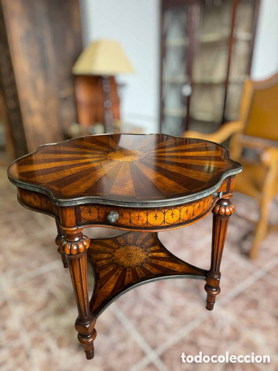 Antig&uuml;edades: Mesa velador Estilo Imperio con marqueter&iacute;a en nogal