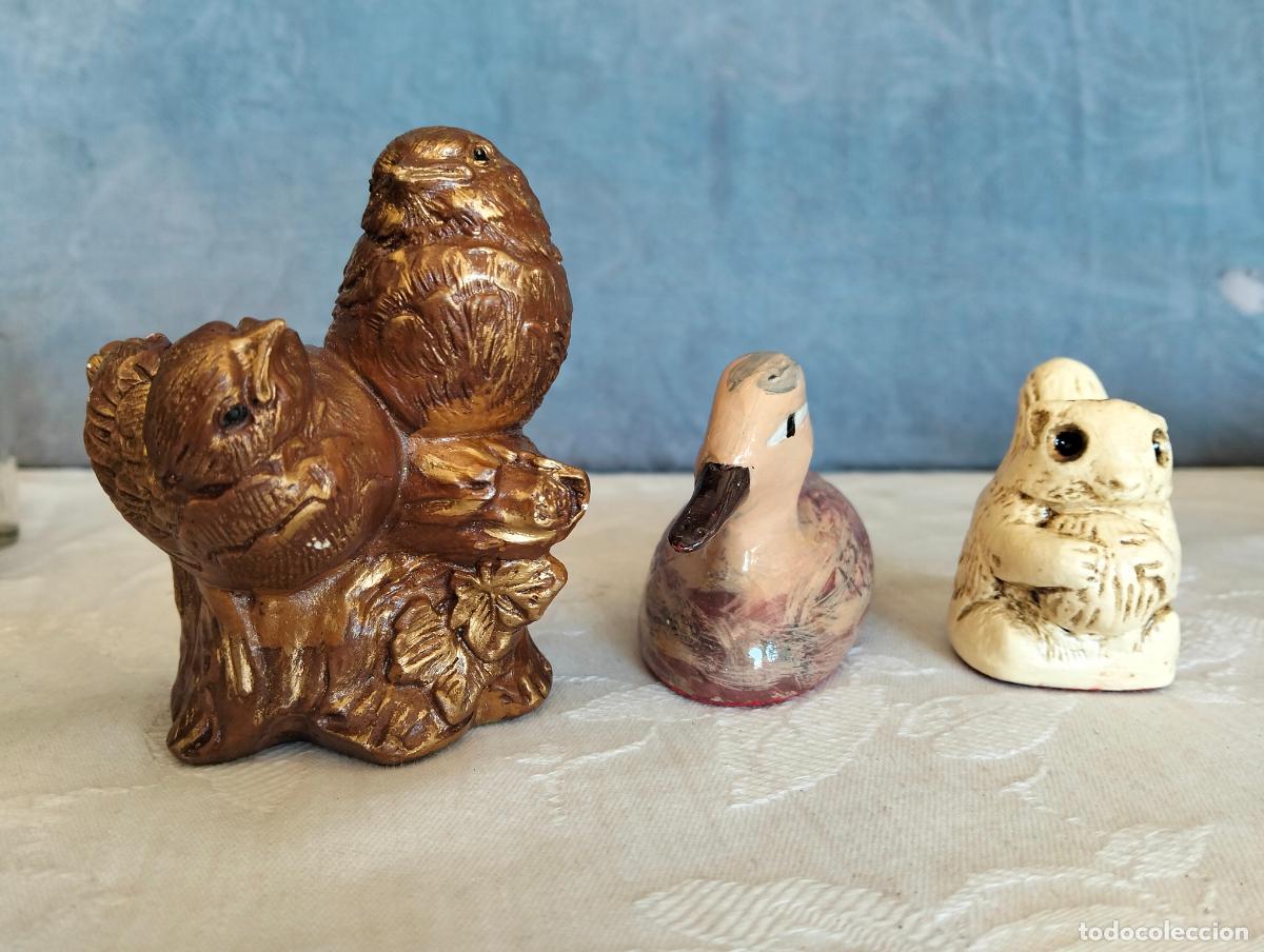 Antiguidades: 3 figura figuritas de p&aacute;jaros, pato y ardilla de escayola policromada a&ntilde;os 60