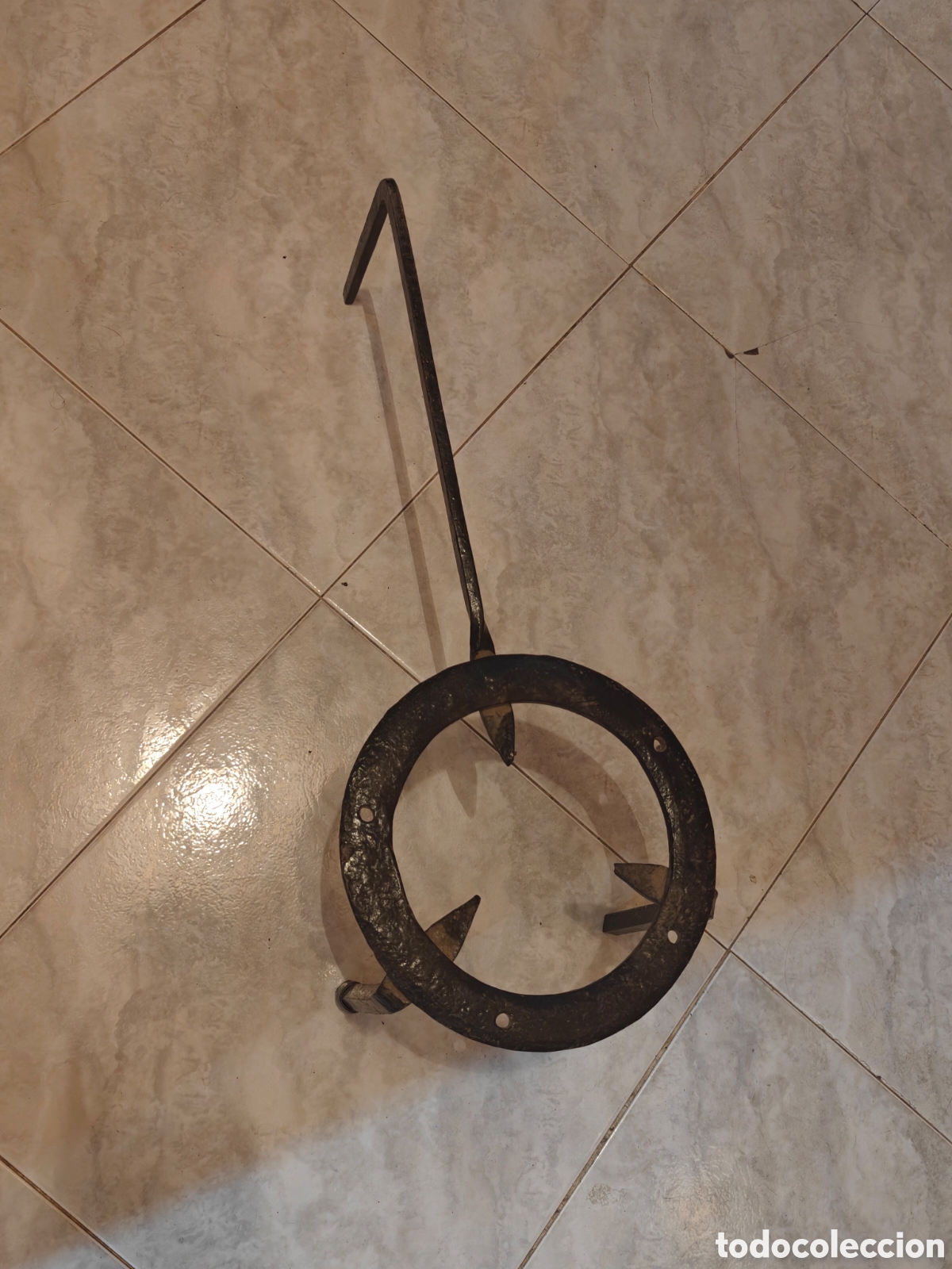 Antig&uuml;edades: Antiguo tr&eacute;bede tr&eacute;bол hierro forjado cocina&mdash; soporte ollas fuego 56,5cm s. XVIII-XIX