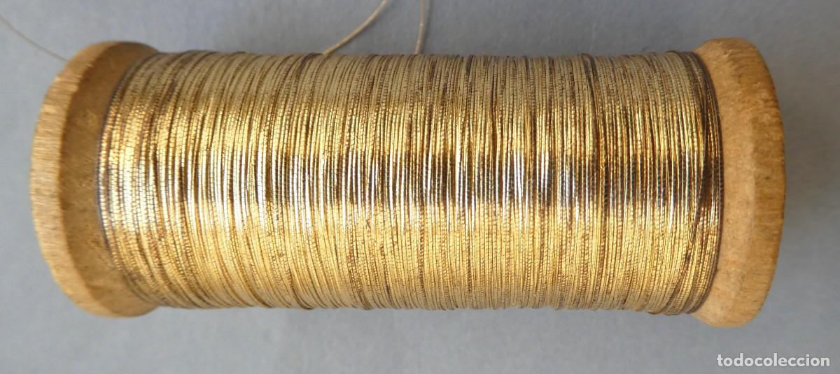 Antig&uuml;edades: ANTIGUO CARRETE DE MADERA HILO ORO PPIO.S.XX