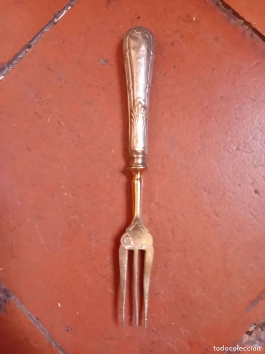 Antig&uuml;edades: Tenedor de postre mango posiblemente de plata primer tercio del siglo XX
