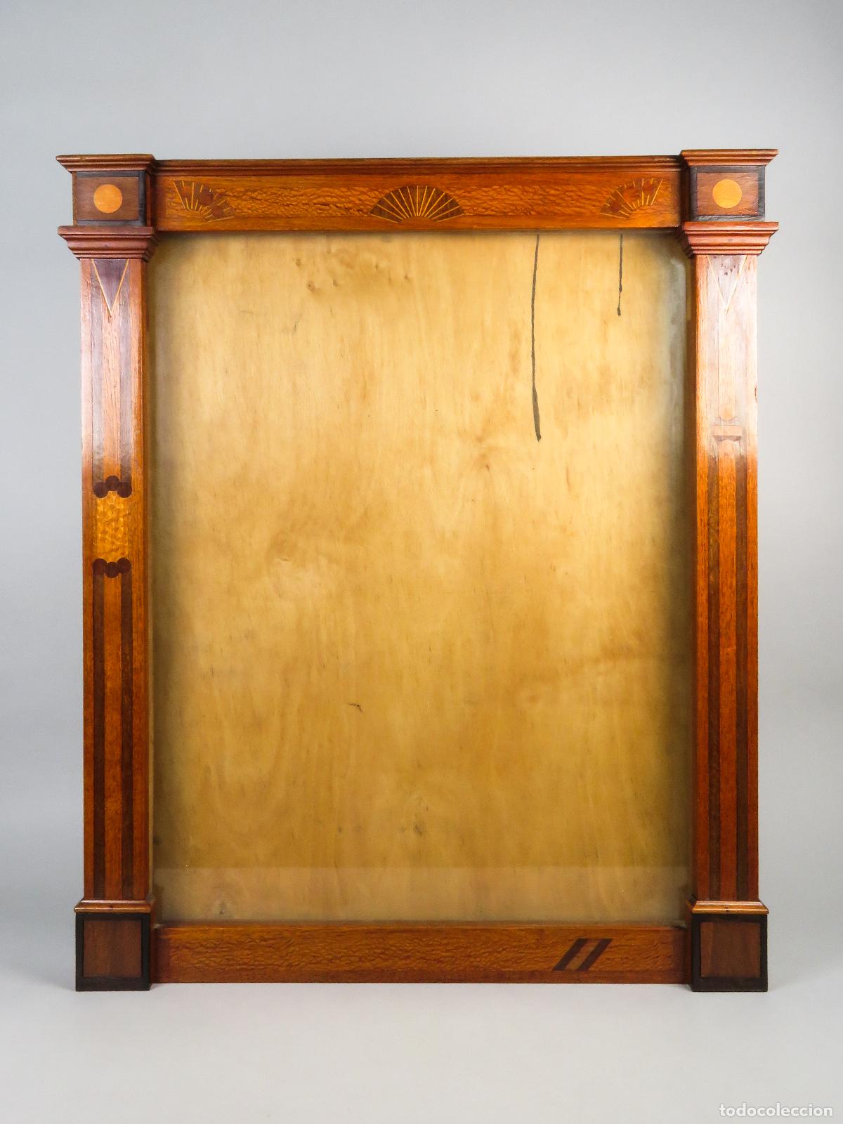 Antig&uuml;edades: Vitrina expositora de madera decorada con marqueter&iacute;a siglo XIX