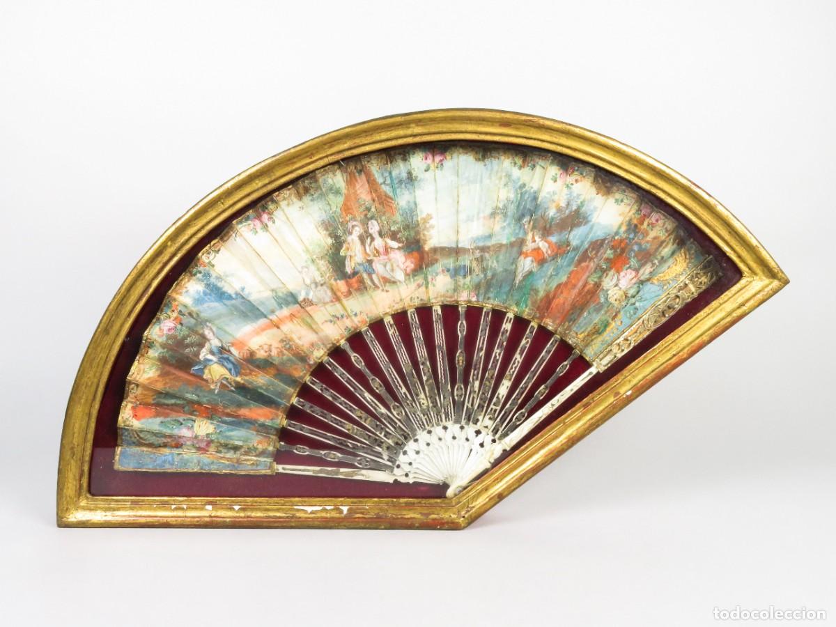 Antig&uuml;edades: Abanico franc&eacute;s de varillaje calado con incrustaciones en plata y pa&iacute;s papel pintado siglo XVIII