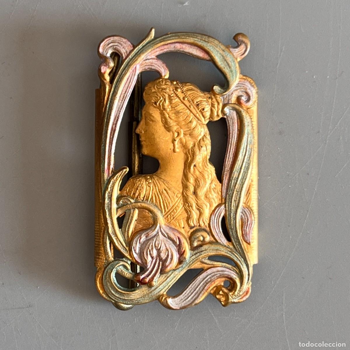 Antig&uuml;edades: Hebilla modernista. Lat&oacute;n pintado. SXIX.