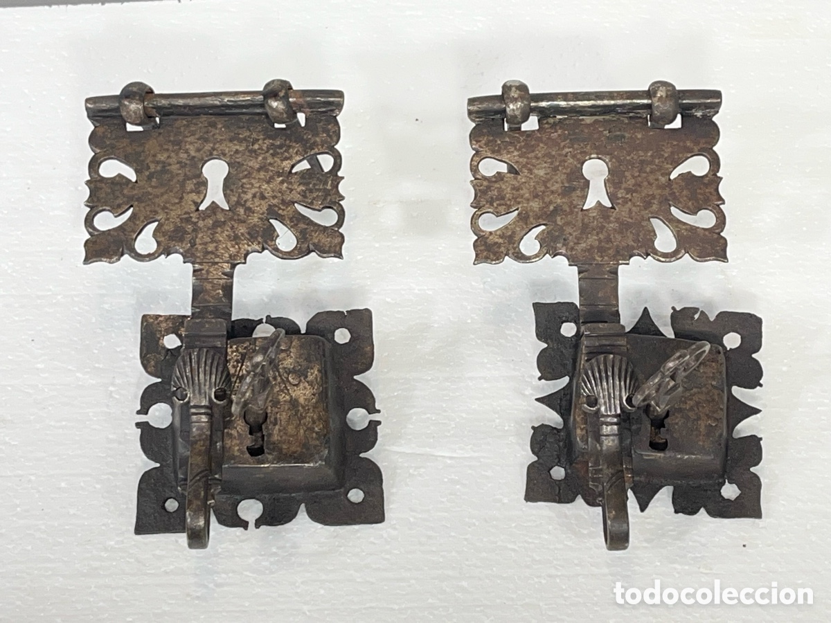 Antig&uuml;edades: Pareja de cerraduras de arca o ba&uacute;l de hierro forjado con llaves