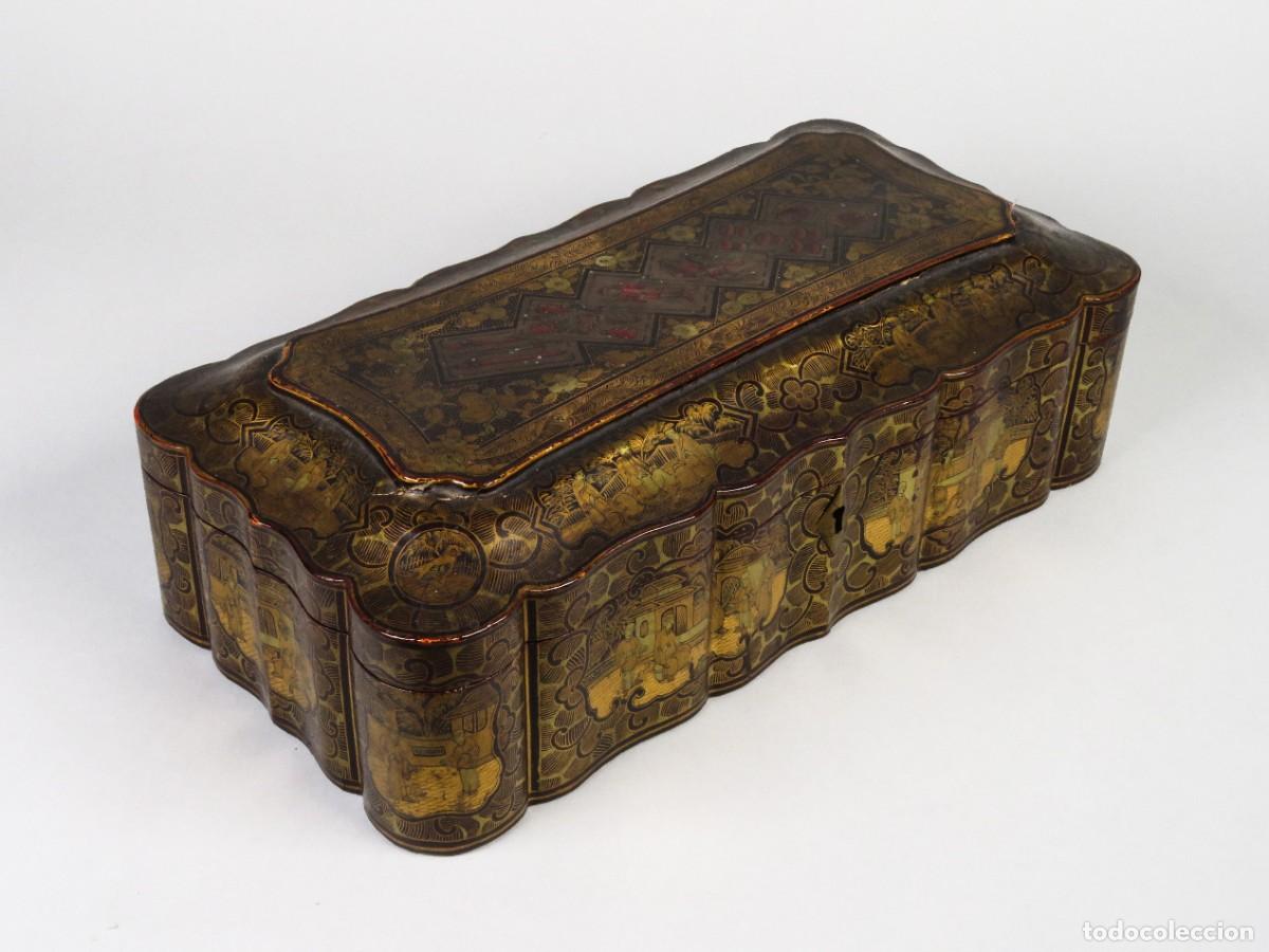 Antig&uuml;edades: Caja juegos China en madera lacada y dorada con fichas de n&aacute;car mediados del siglo XX