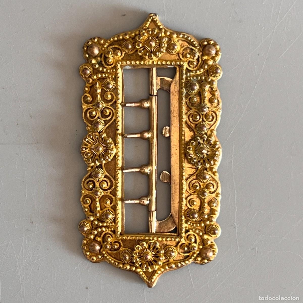 Antig&uuml;edades: Preciosa hebilla francesa con ornamentaci&oacute;n en filigrana. SXIX.