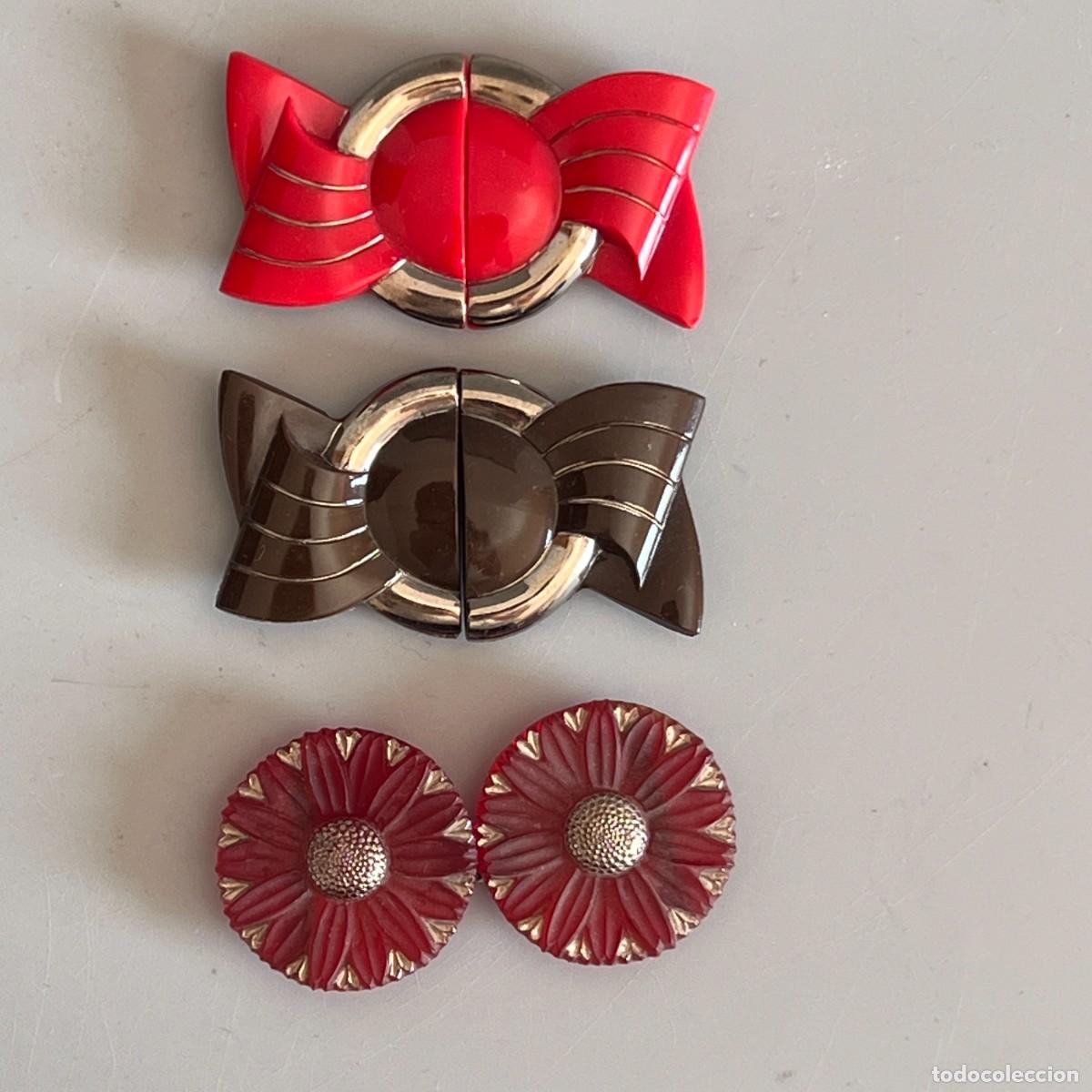 Antig&uuml;edades: Lote de tres hebillas Art-Dec&oacute; realizadas en cristal. Decada de 1920.