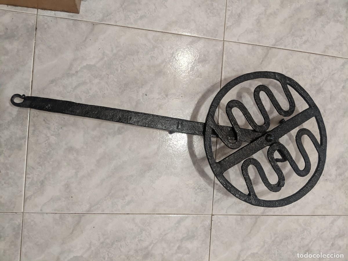 Antig&uuml;edades: Antiguo tr&eacute;bede giratorio hierro forjado artesanal disco decorado espirales s. XVIII-XIX