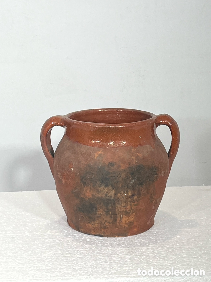 Antig&uuml;edades: antiguo c&aacute;ntaro de barro con doble asa. M1
