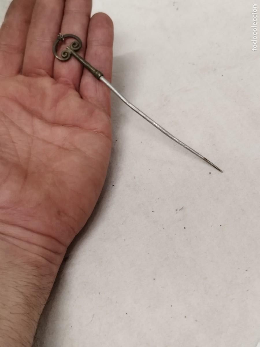 Antig&uuml;edades: Antiguo alfiler de sombrero o para prendas de vestir.