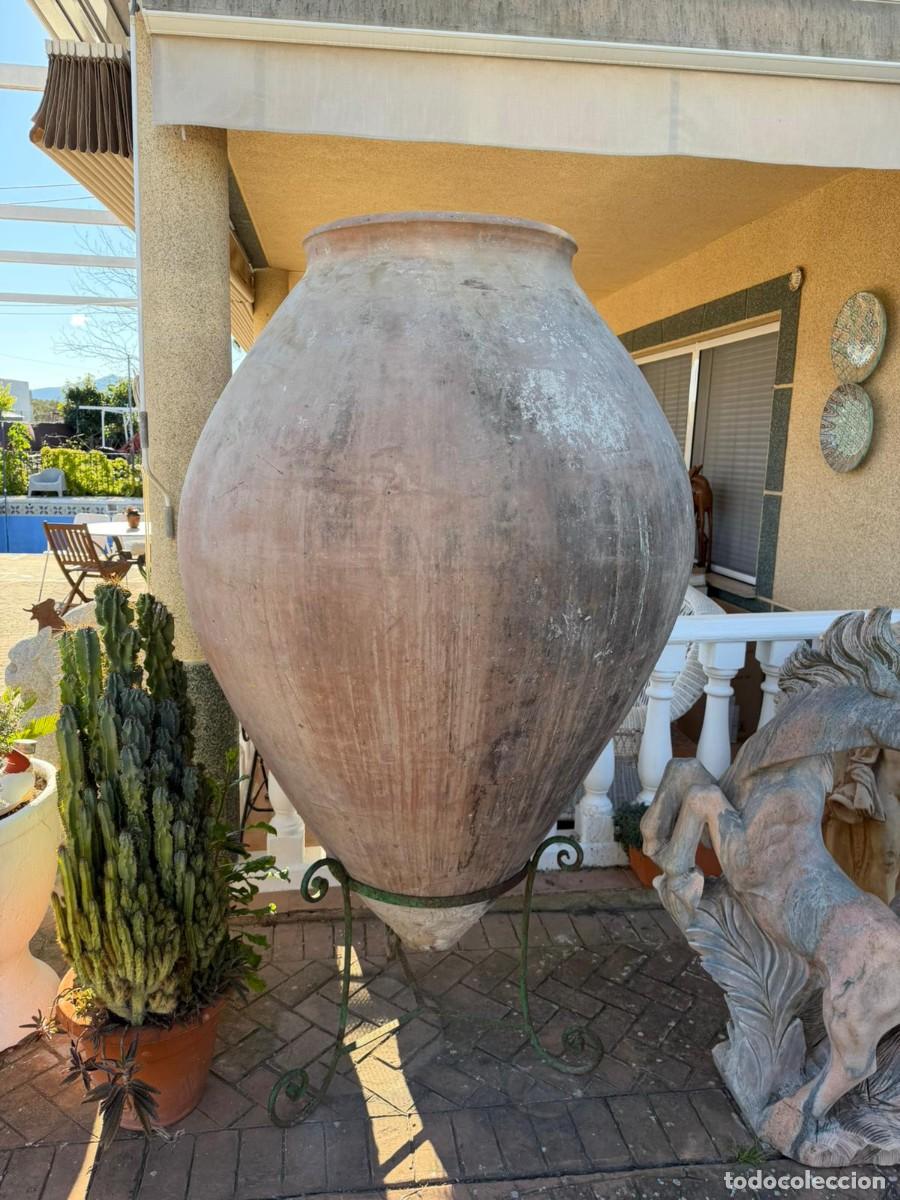 Antig&uuml;edades: Gran tinaja con pie de hierro.