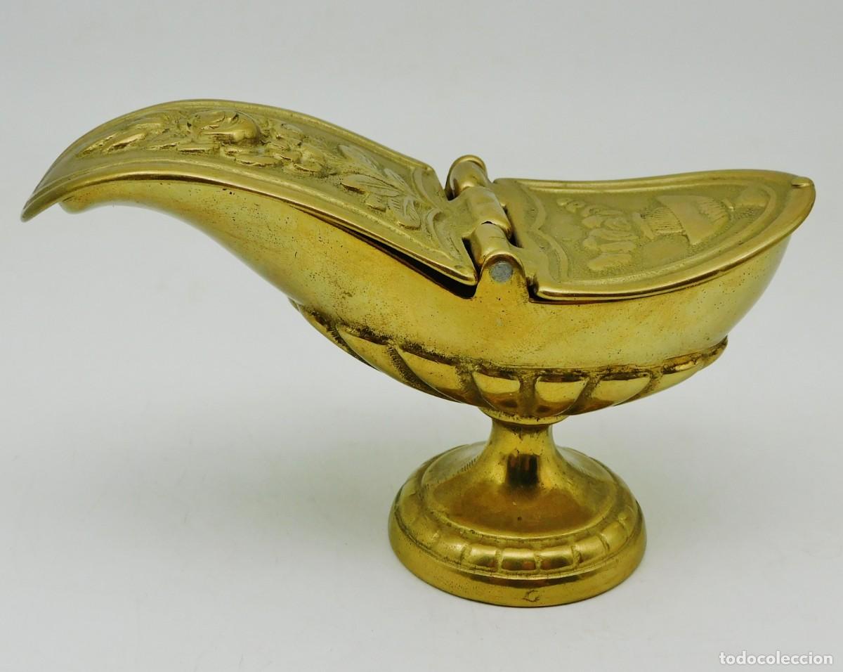 Antig&uuml;edades: ANTIGUA NAVETA NEOGOTICA DE IGLESIA EN BRONCE DORADO CON GRABADOS VEGETALES. SIGLO XIX