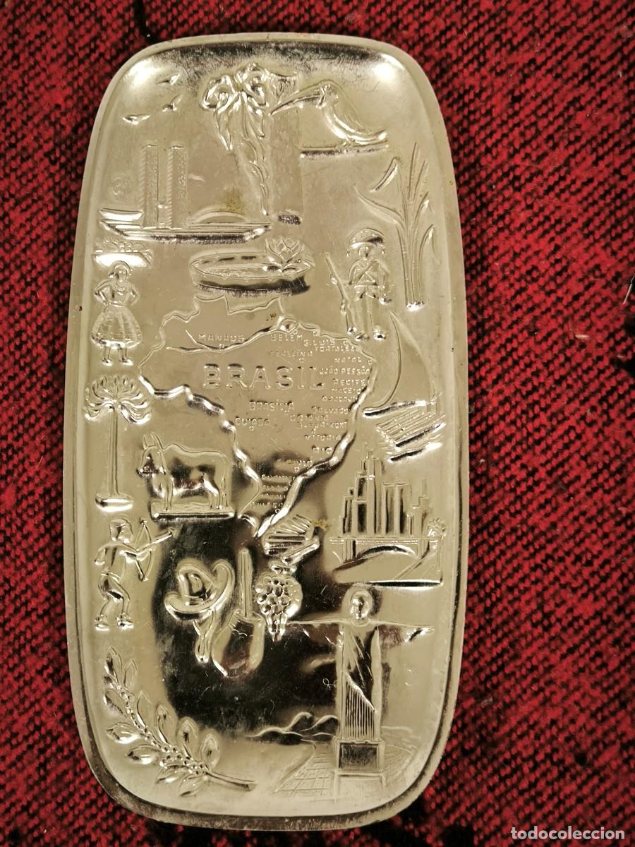 Antig&uuml;edades: Bandeja Met&aacute;lica Decorativa Brasil &ndash; Relieve Con Motivos T&iacute;picos Y Culturales