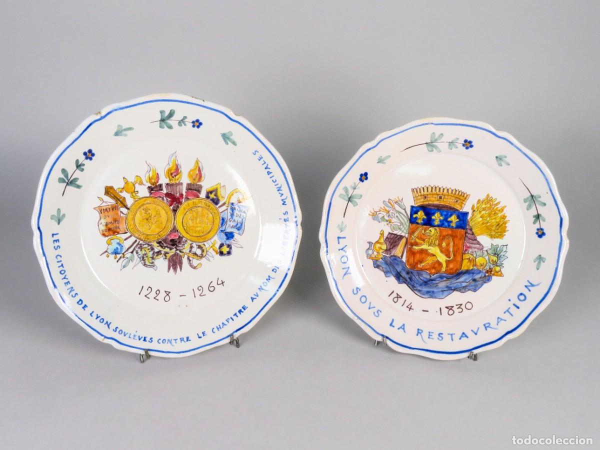 Antig&uuml;edades: Pareja de platos loza esmaltada francesa Aurillac con escudos her&aacute;ldicos siglo XIX