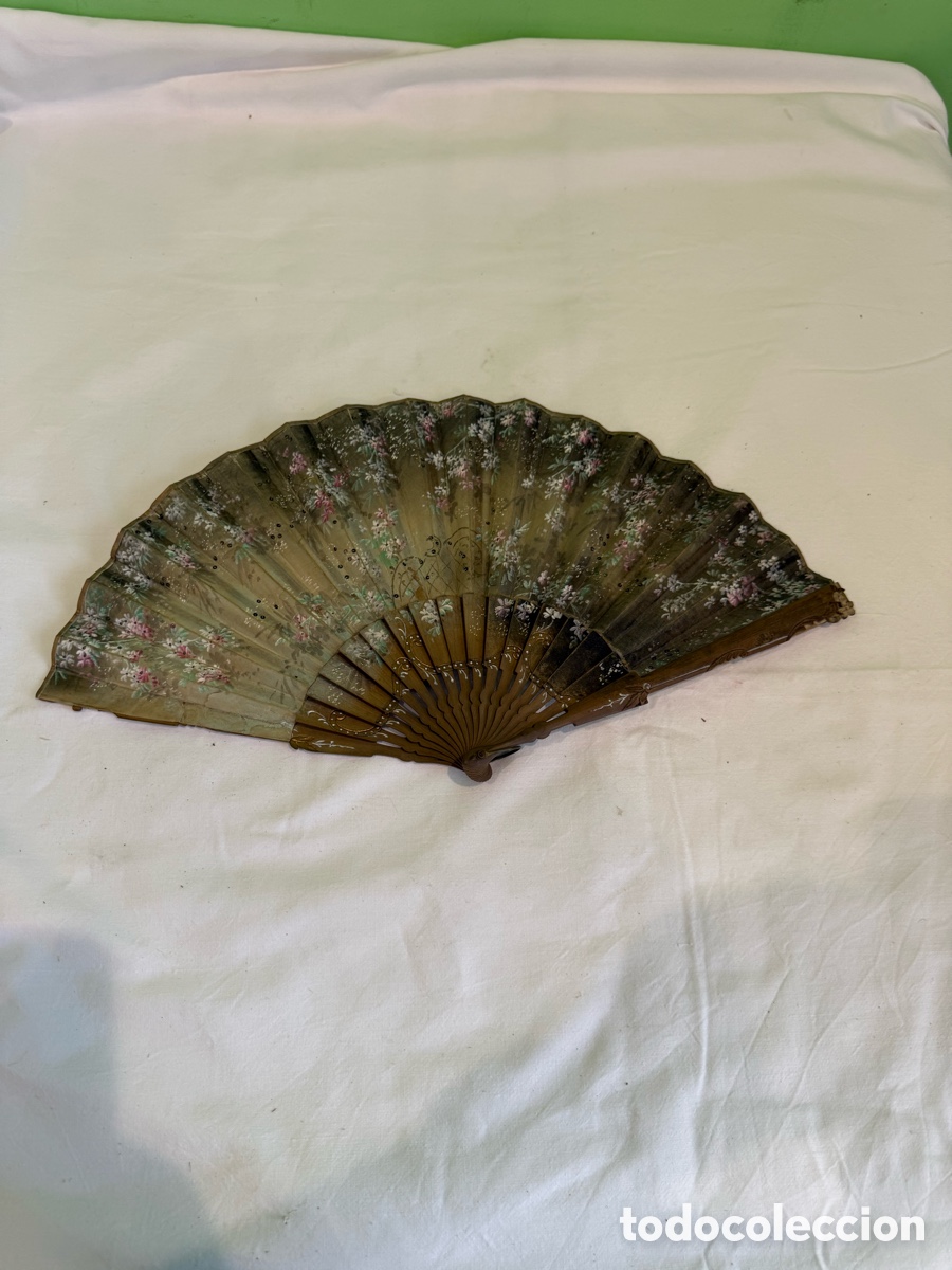 Antig&uuml;edades: Antiguo abanico modernista Art Nouveau tul pintado floral lentejuelas varillaje de madera tallada