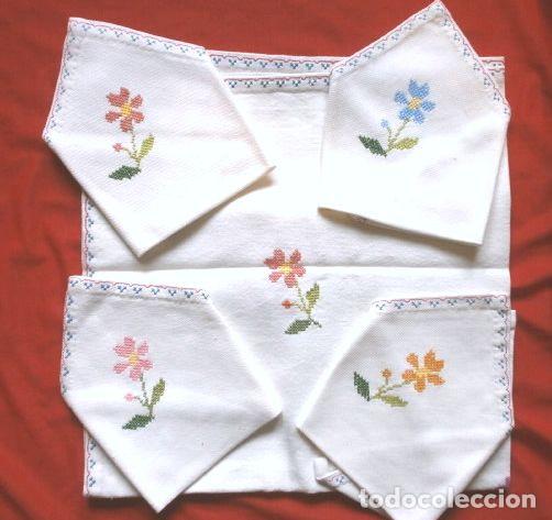 Antig&uuml;edades: Mantel Tu y Yo bordado a Punto de Cruz con 4 Servilletas - Medida 72x68 cm