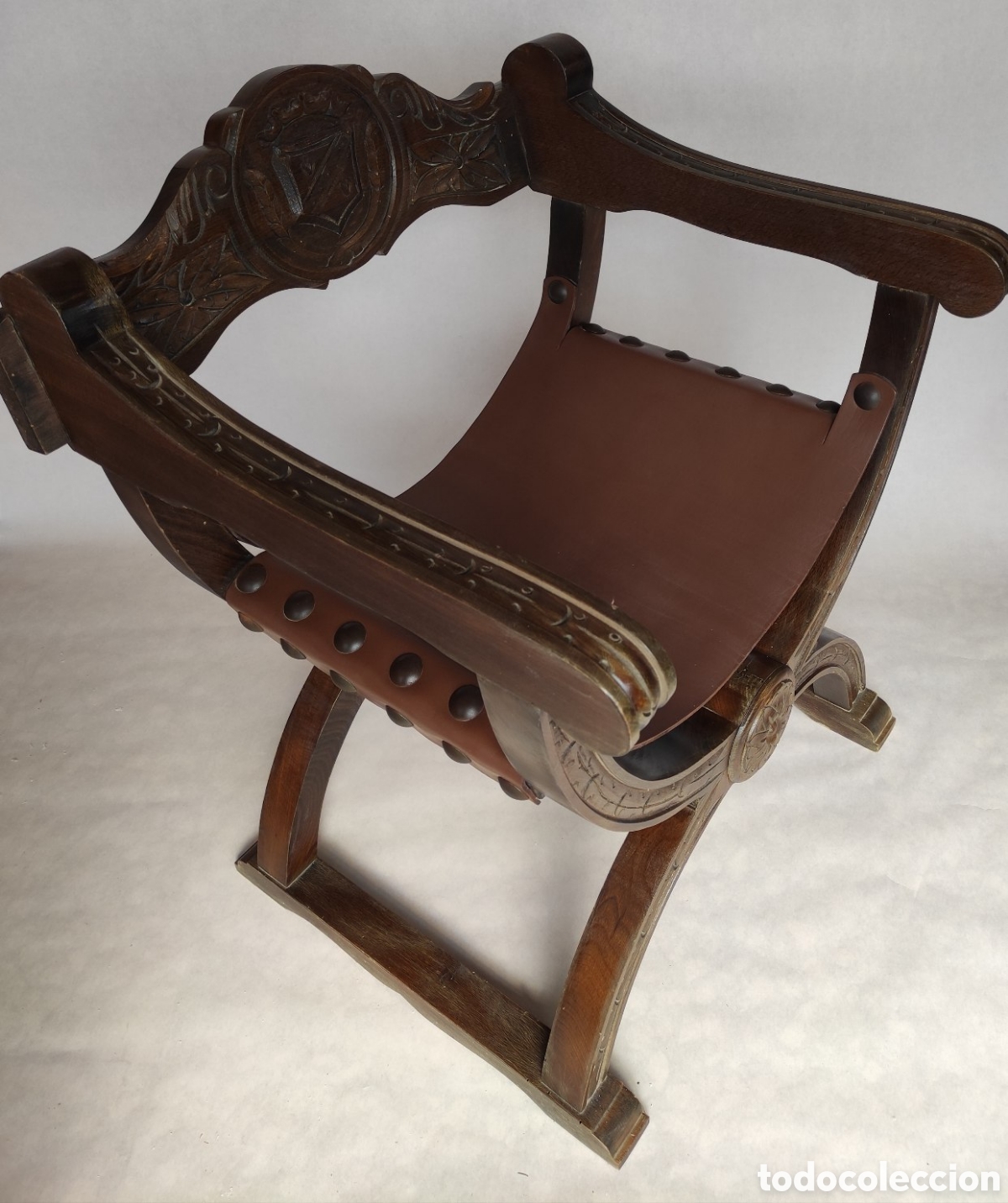 Antig&uuml;edades: Sill&oacute;n castellano de madera noble maciza