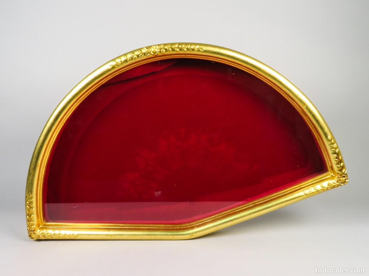 Antig&uuml;edades: Abaniquera de madera tallada y dorada interior forrado en terciopelo rojo siglo XX