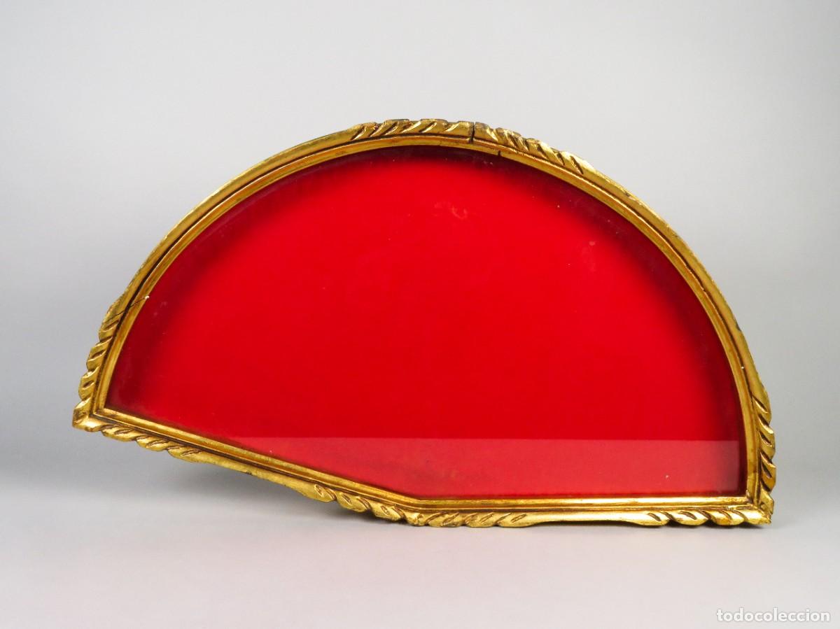 Antig&uuml;edades: Abaniquera de madera tallada y dorada interior forrado en terciopelo rojo siglo XX