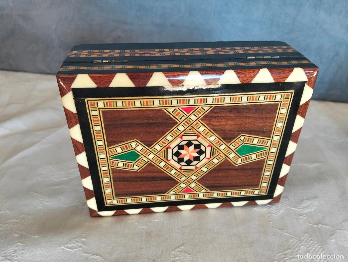 Antig&uuml;edades: Caja joyero de madera decorada con taracea Granada con motivos tallados antigua vintage con espejo