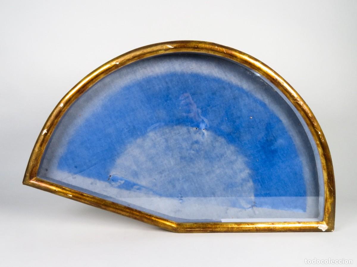 Antig&uuml;edades: Abaniquera de madera dorada interior forrado en terciopelo azul siglo XX
