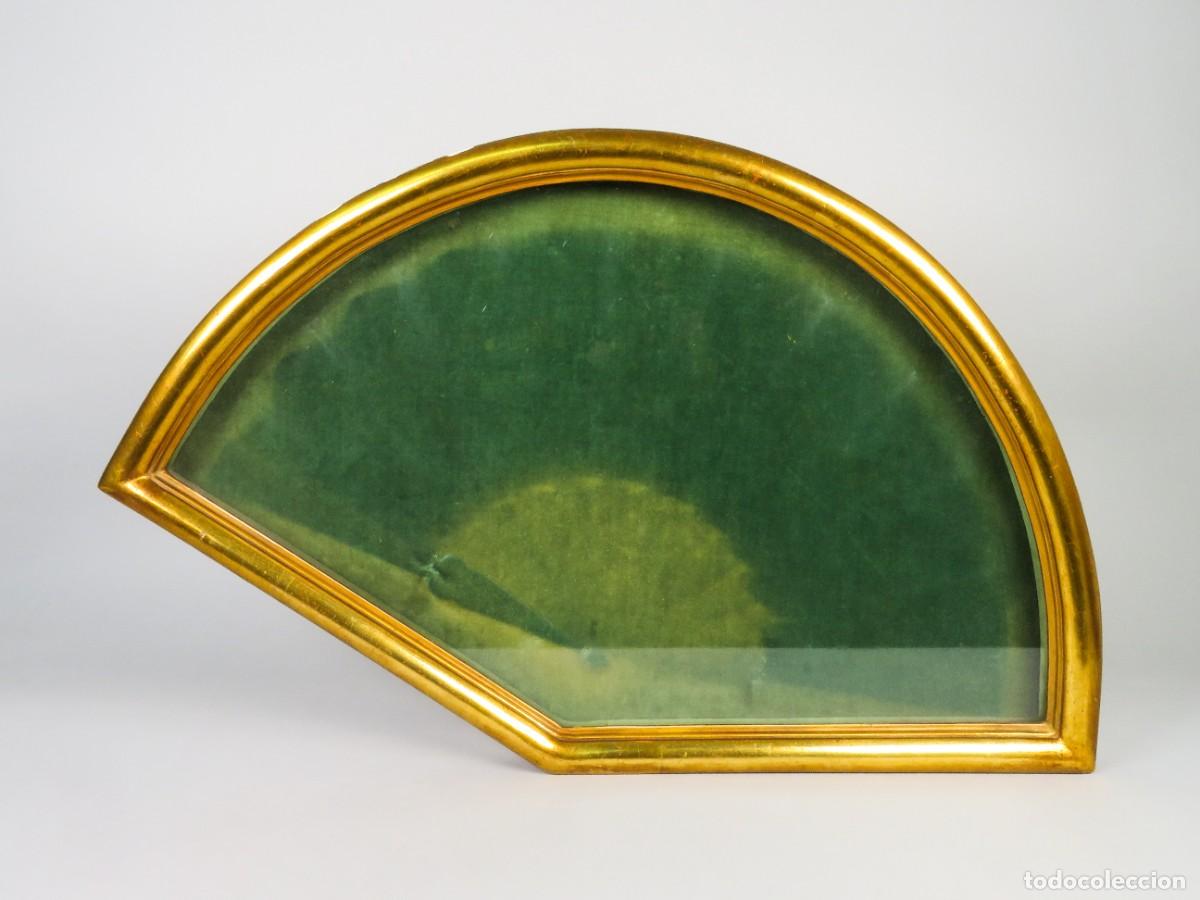 Antig&uuml;edades: Abaniquera de madera dorada interior forrado en terciopelo verde siglo XX
