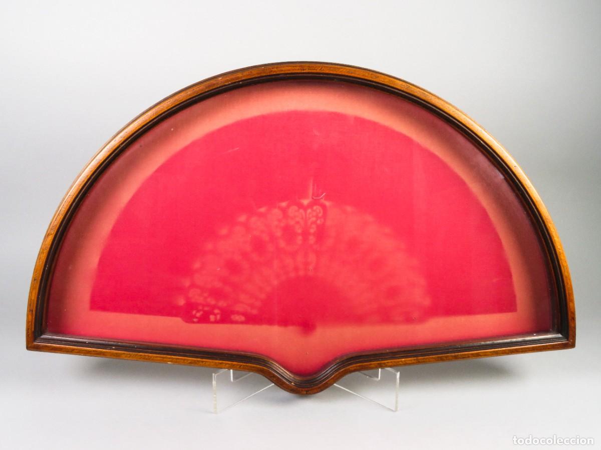 Antig&uuml;edades: Abaniquera de madera chapada interior forrado en tela roja siglo XX