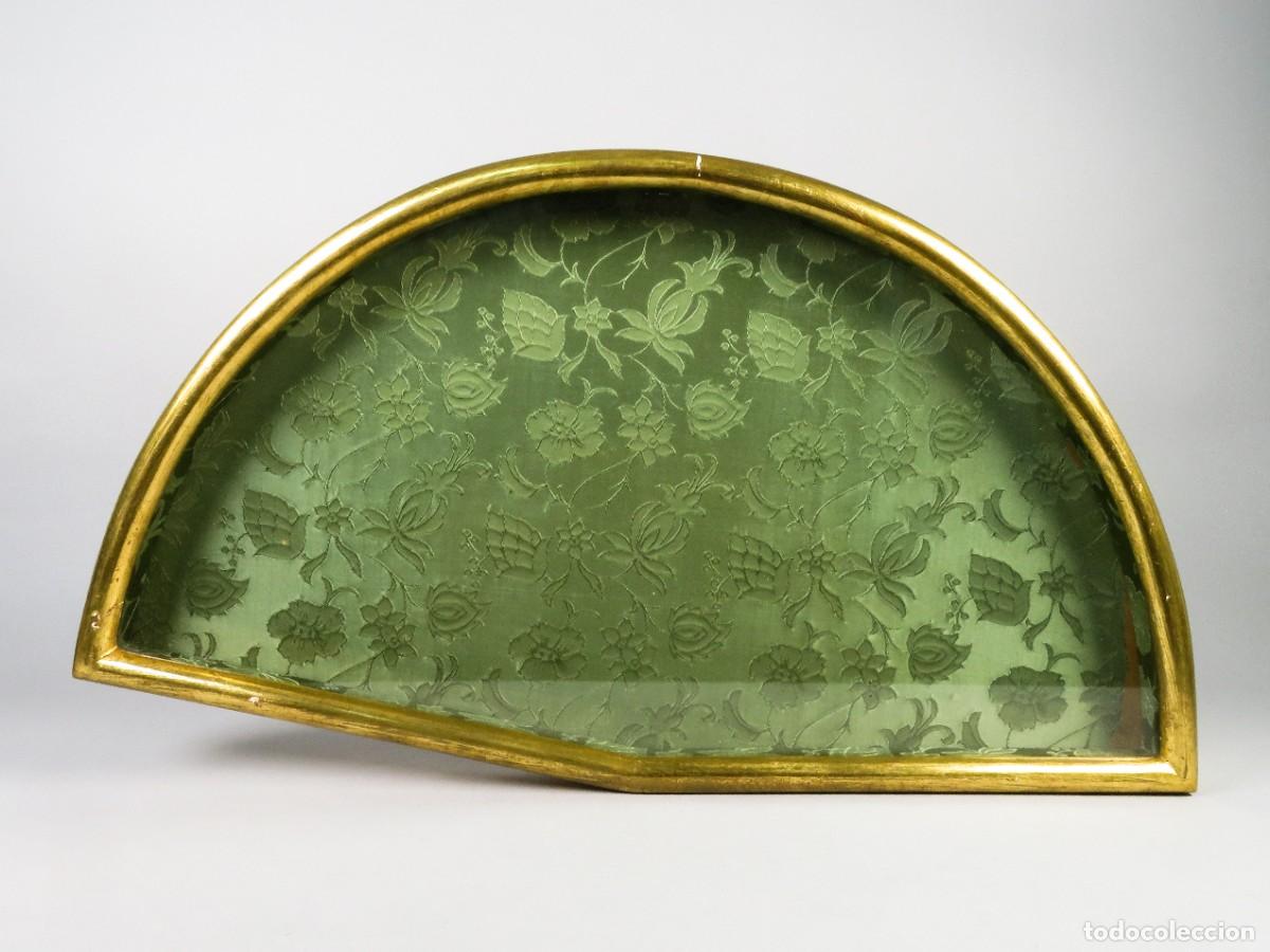 Antig&uuml;edades: Abaniquera de madera dorada interior forrado en seda brocada verde siglo XX