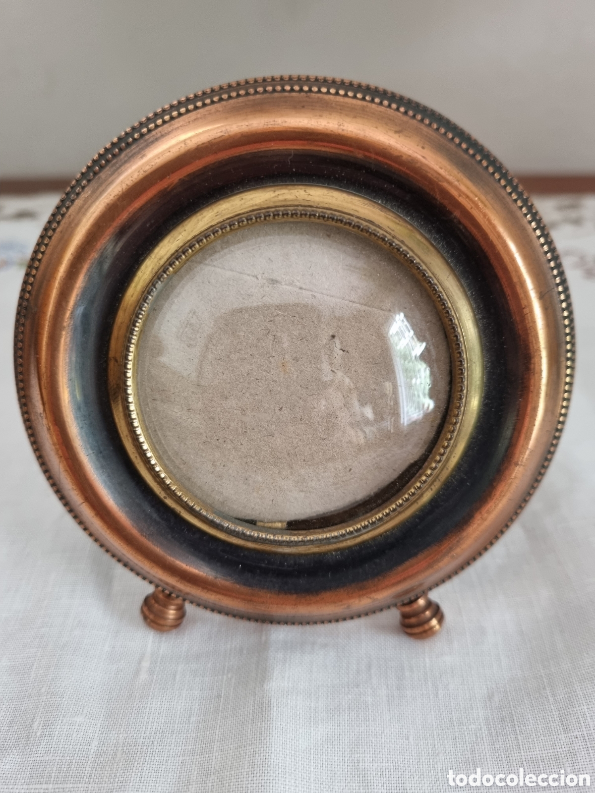 Antiquit&auml;ten: Antiguo portafotos de cobre o lat&oacute;n. Principios S.XX. 10 cm di&aacute;metro exterior 5 cm para la foto.